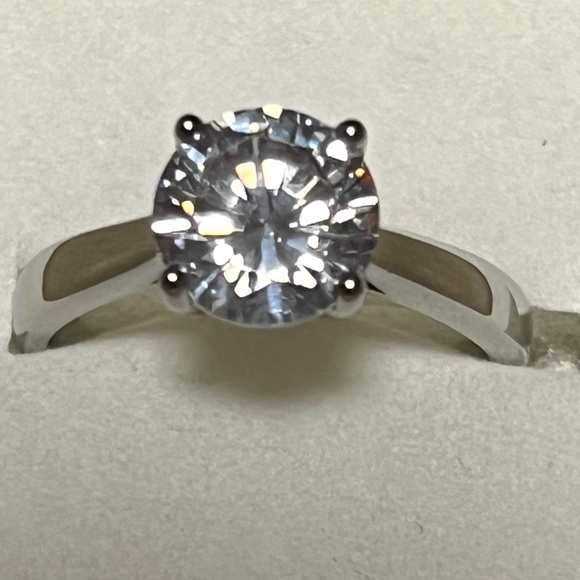 High quality clear stone brilliant solitaire - Picture 6 of 17
